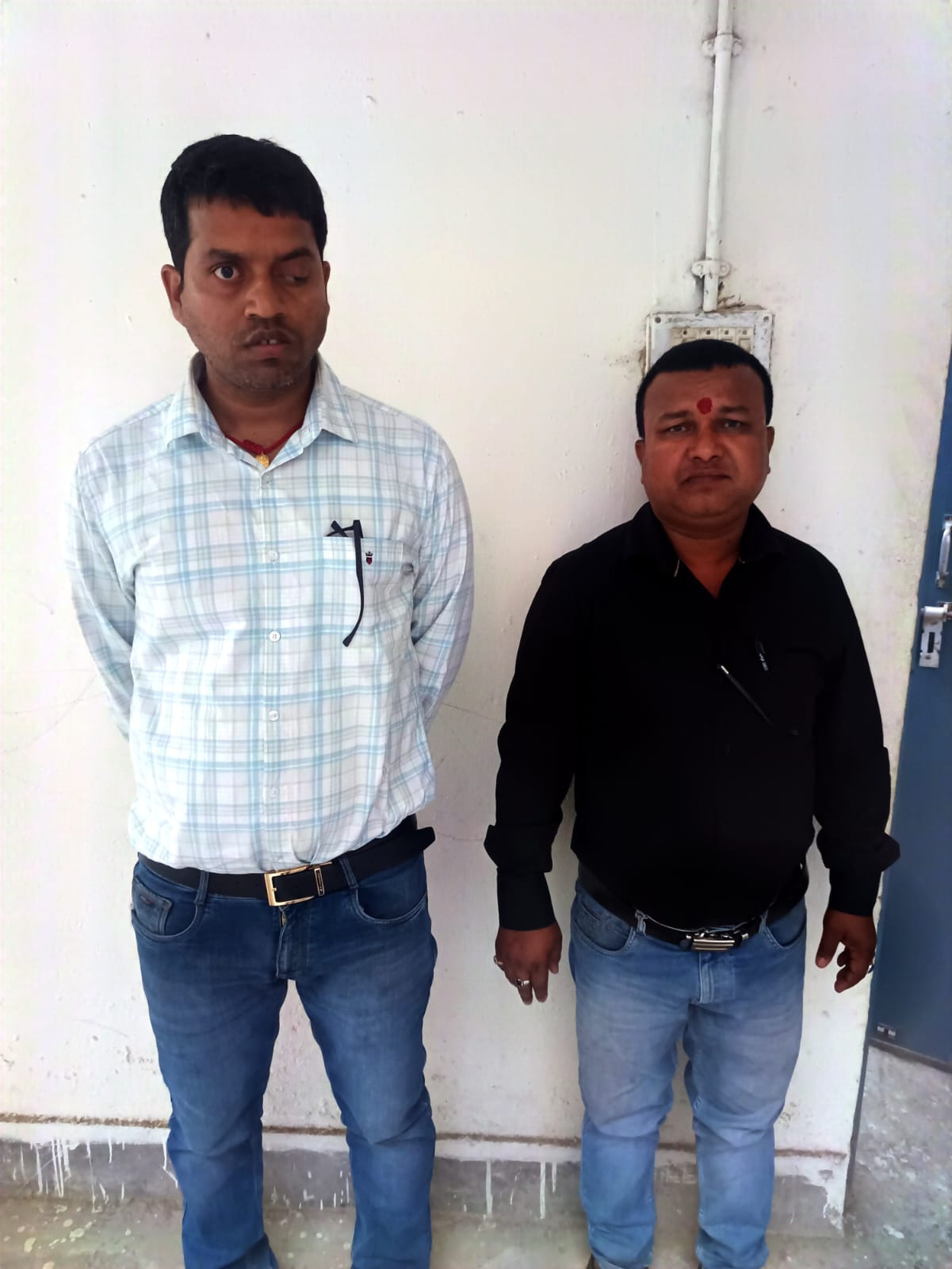 पुलिस हिरासत में निलंबित कर्मचारी कुमुद रंजन व निजी व्यक्ति प्रमोद कुमार