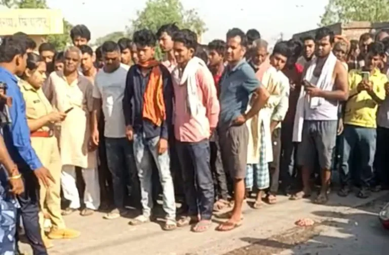 घटनास्थल पर जमा भीड़