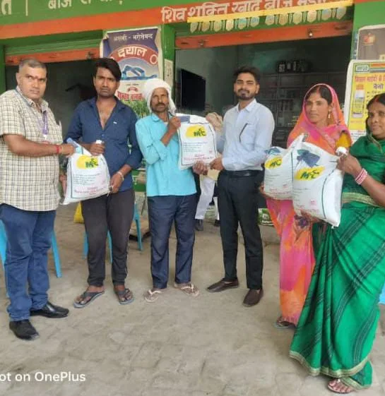 गायघाट मे अनुदानीत मूल्य पर किसानो को मिल रहा मूंग व उडद बीज