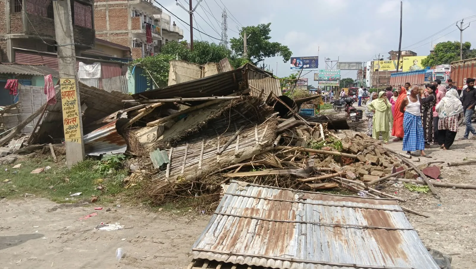 घटनास्थल पर जुटे स्थानीय लोग