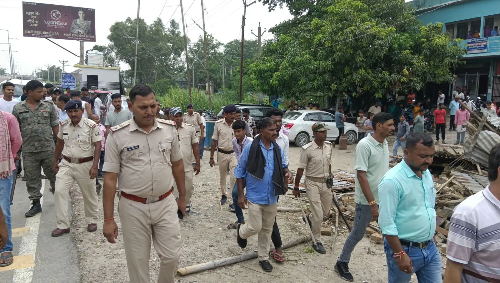 अतिक्रमण हटाने की प्रशासनिक कार्रवाई