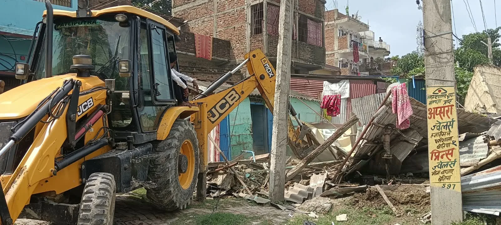 अतिक्रमण हटाने के दौरान घटनास्थल की तस्वीर