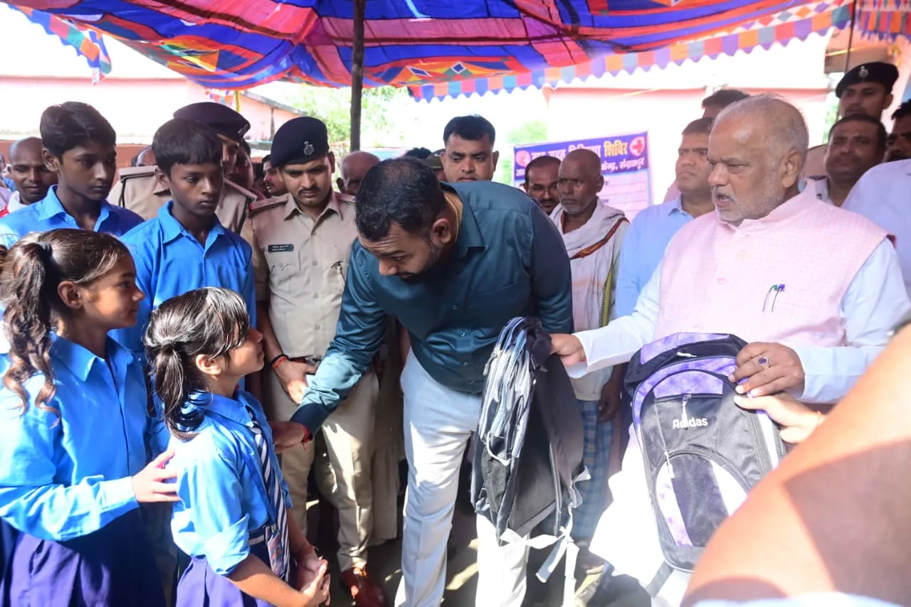 बिश्रामपुर विद्यालय में छात्रों के बीच किट वितरण